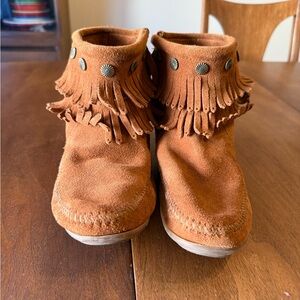 Minnetonka Moccasins Women’s 9 brown suede ankle fringe boots side zip boho
